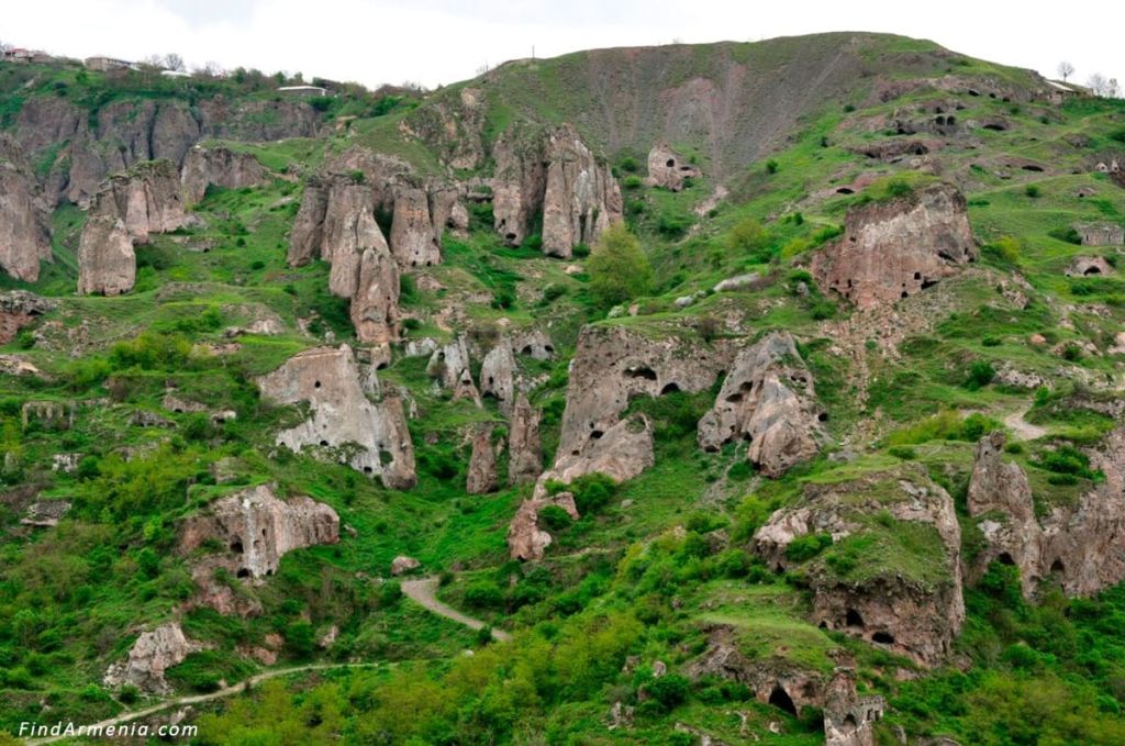 غار خندزورسک؛ جاذبه‌ای طبیعی در دل ارمنستان | آشنایی با تاریخ و زیبایی‌های این غار باستانی