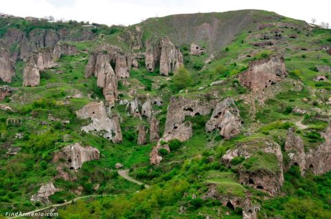 غار خندزورسک؛ جاذبهای طبیعی در دل ارمنستان | آشنایی با تاریخ و زیباییهای این غار باستانی
