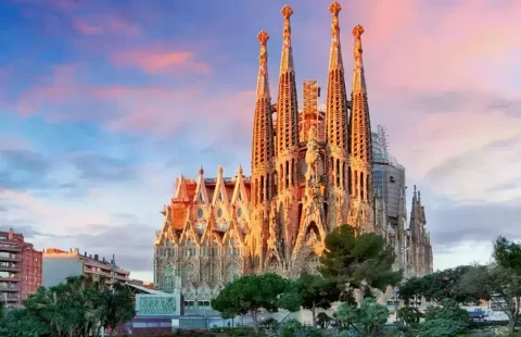 اسپانیا به چه چیزی معروف است؟